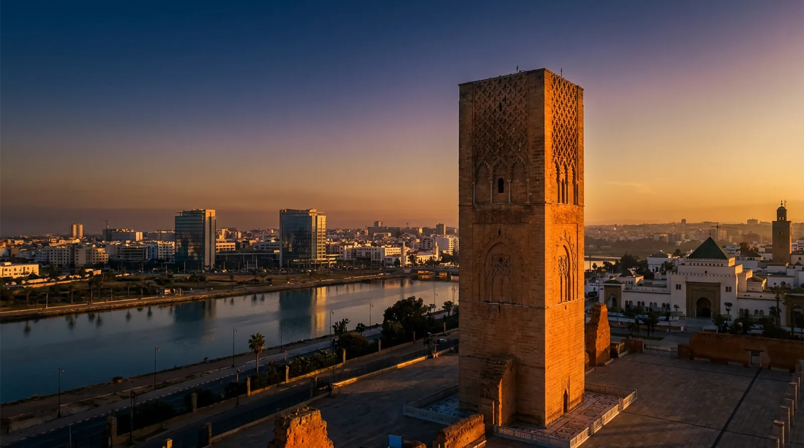Tour Hassan et skyline de Rabat au coucher du soleil